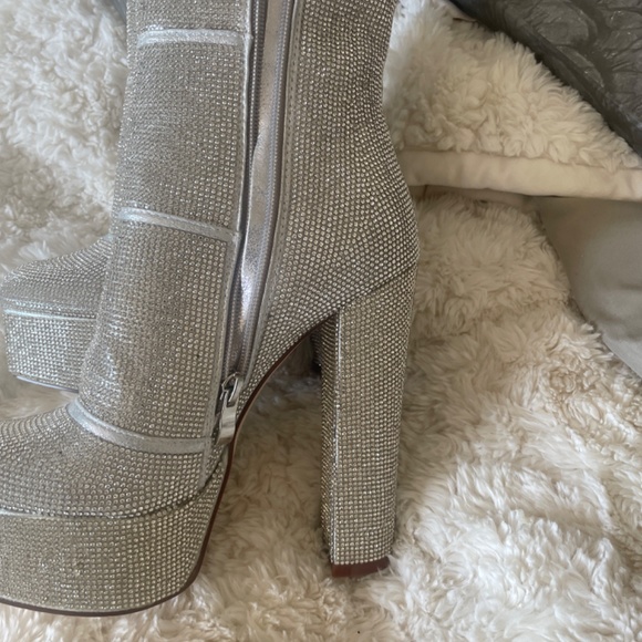 Perfect Renaissance world tour heels - Picture 6 of 8